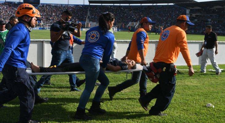 Chen lấn trong đám đông, bốn cổ động viên tại Honduras thiệt mạng