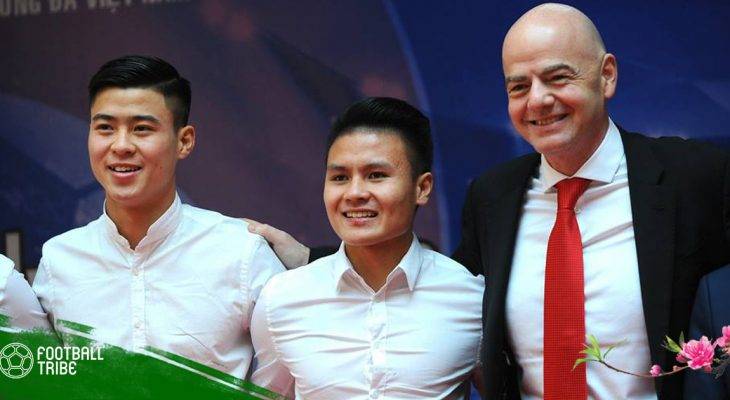 Chủ tịch FIFA bắt tay các tuyển thủ U23 Việt Nam