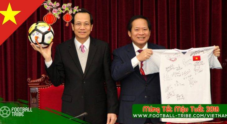 Trái bóng và áo đấu có chữ kí toàn đội U23 Việt Nam được đấu giá