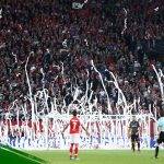 Trọng tài Bundesliga ra quyết định hy hữu, sân đấu ngập giấy vệ sinh