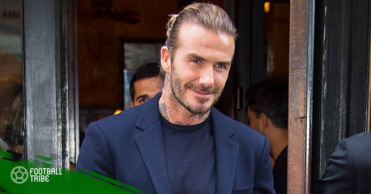Beckham vui vẻ chụp ảnh cùng fan tại phố đi bộ ở TP.HCM