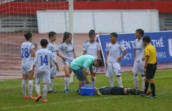 Nữ thủ môn của TNG Thái Nguyên đi cấp cứu khẩn cấp giữa trận đấu