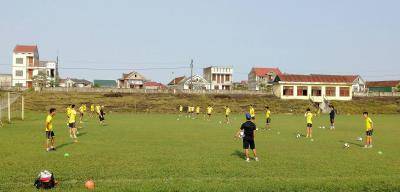 CLB Bóng đá Hồng Lĩnh Hà Tĩnh tích cực tập luyện sẵn sàng cho mùa giải mới
