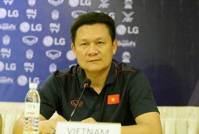 HLV Nguyễn Quốc Tuấn: ‘Trọng tài bỏ qua nhiều quả penalty cho U22 Việt Nam
