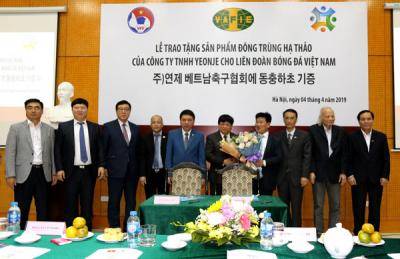 Yeonje trao tặng sản phẩm đông trùng hạ thảo cho LĐBĐVN