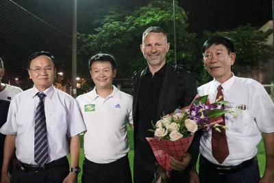 Danh thủ Ryan Giggs quyết tâm đưa bóng đá Hà Tĩnh ra “biển lớn”