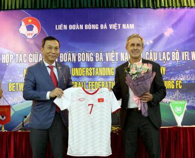 Cựu danh thủ Pierre Michael Littbarski đến Việt Nam