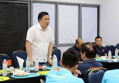 Phó chủ tịch VFF Cao Văn Chóng gặp gỡ và động viên ĐT Việt Nam