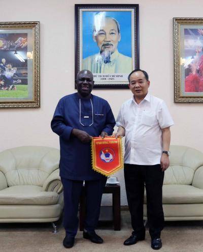 Chủ tịch VFF làm việc với Đại sứ đặc mệnh toàn quyền Nigeria tại Việt Nam